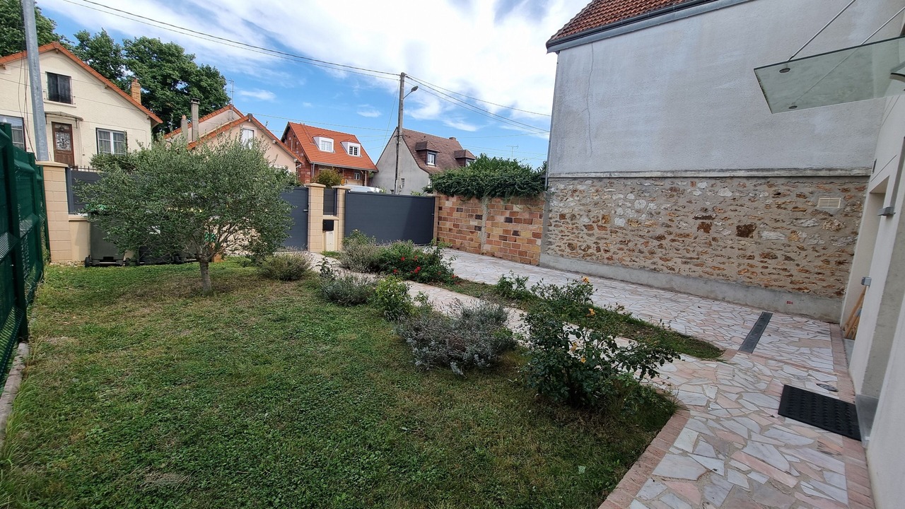 Photo of Outdoor in Sainte-Genevieve-des-Bois