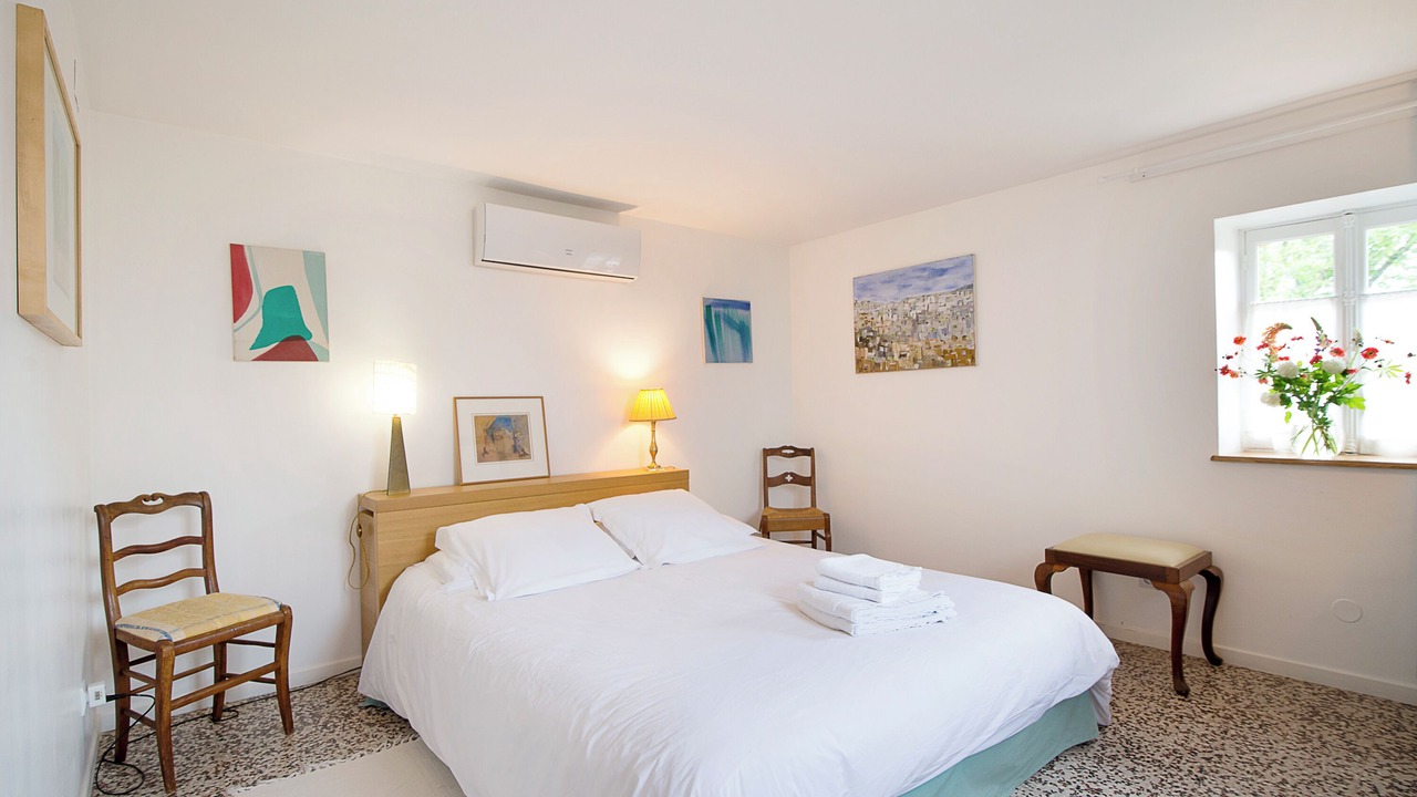 Photo of Bedroom in Menessaire