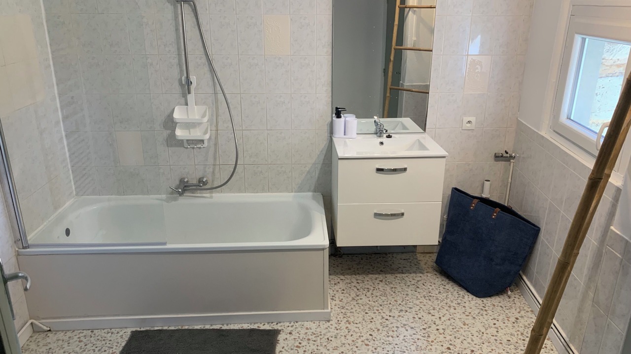 Photo of Bathroom in La Roche-Vineuse