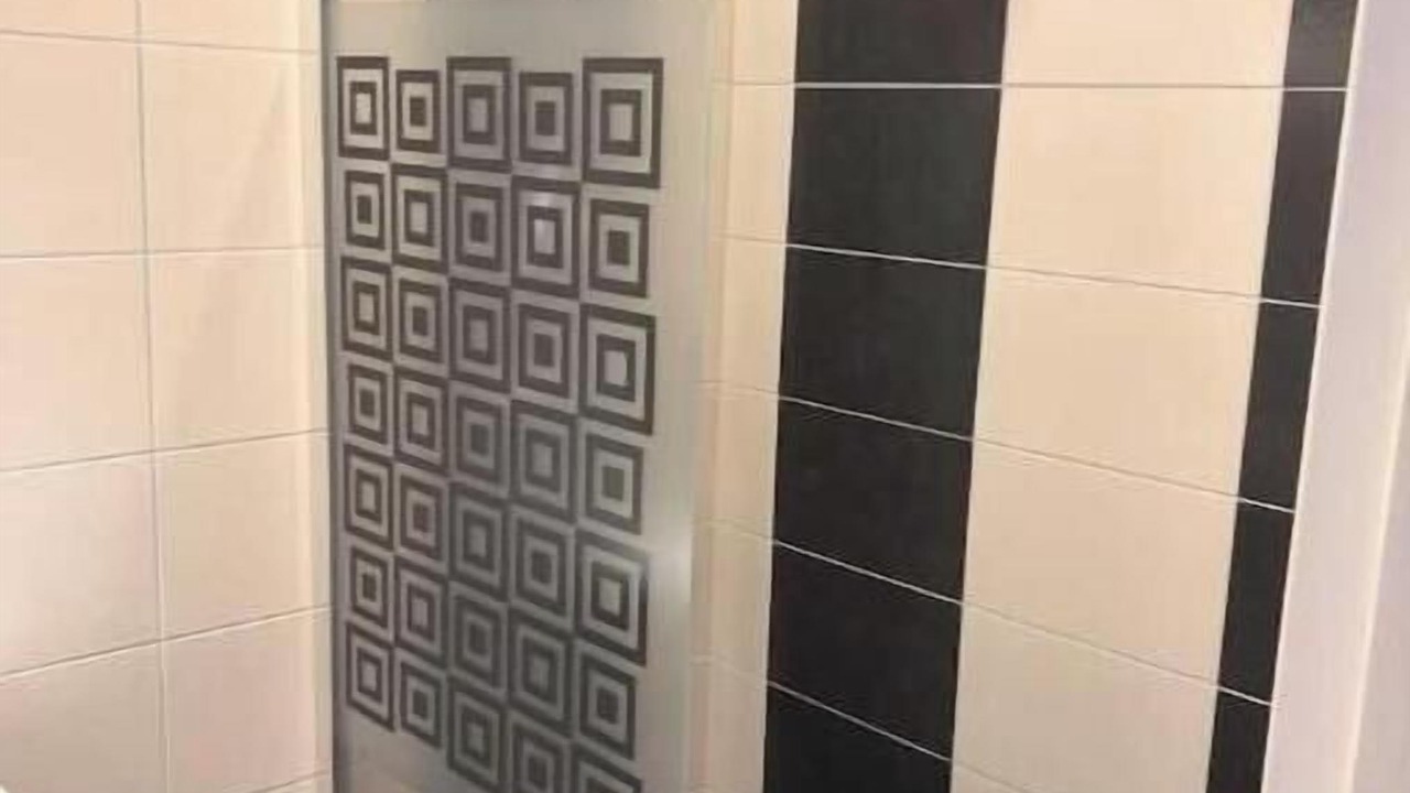 Photo of Bathroom in Poincare - Foch - Anatole France - Croix de Bourgogne