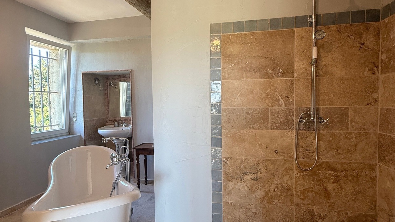 Photo of Bathroom in Violes