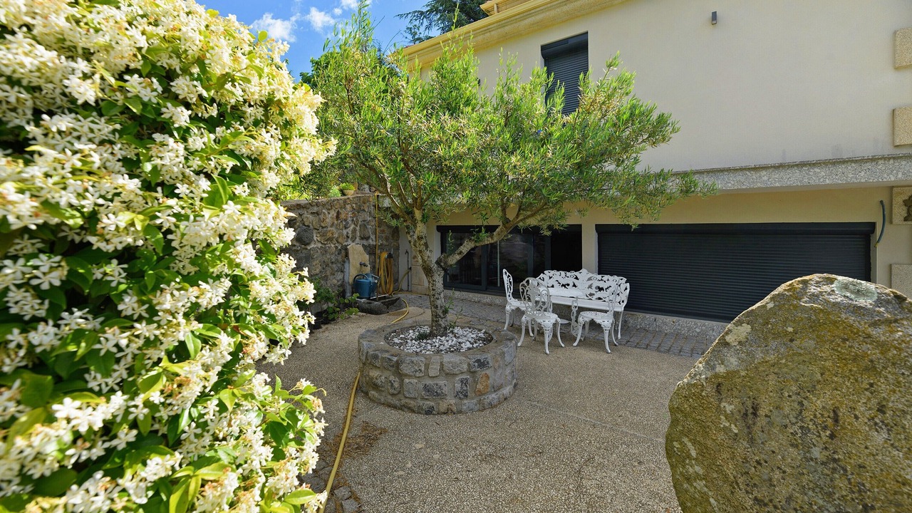 Photo of Patio Balcony in Hermitage-Tournonais-Herbasse-Pays de Saint-Felicien