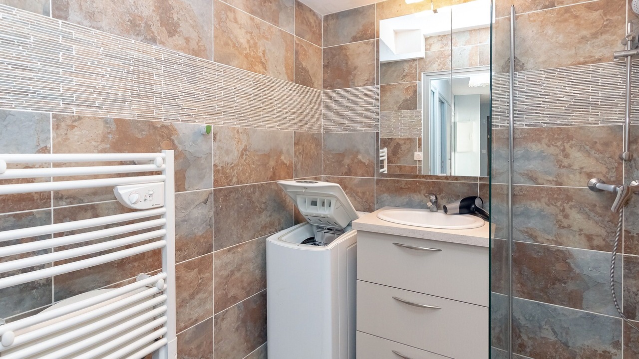 Photo of Bathroom in Saint-Etienne-de-Saint-Geoirs