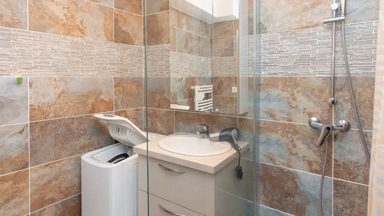 Photo of Bathroom in Saint-Etienne-de-Saint-Geoirs