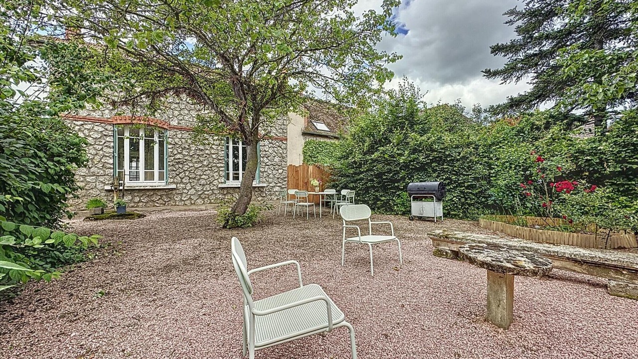 Photo of Patio Balcony in La Ferte-Hauterive