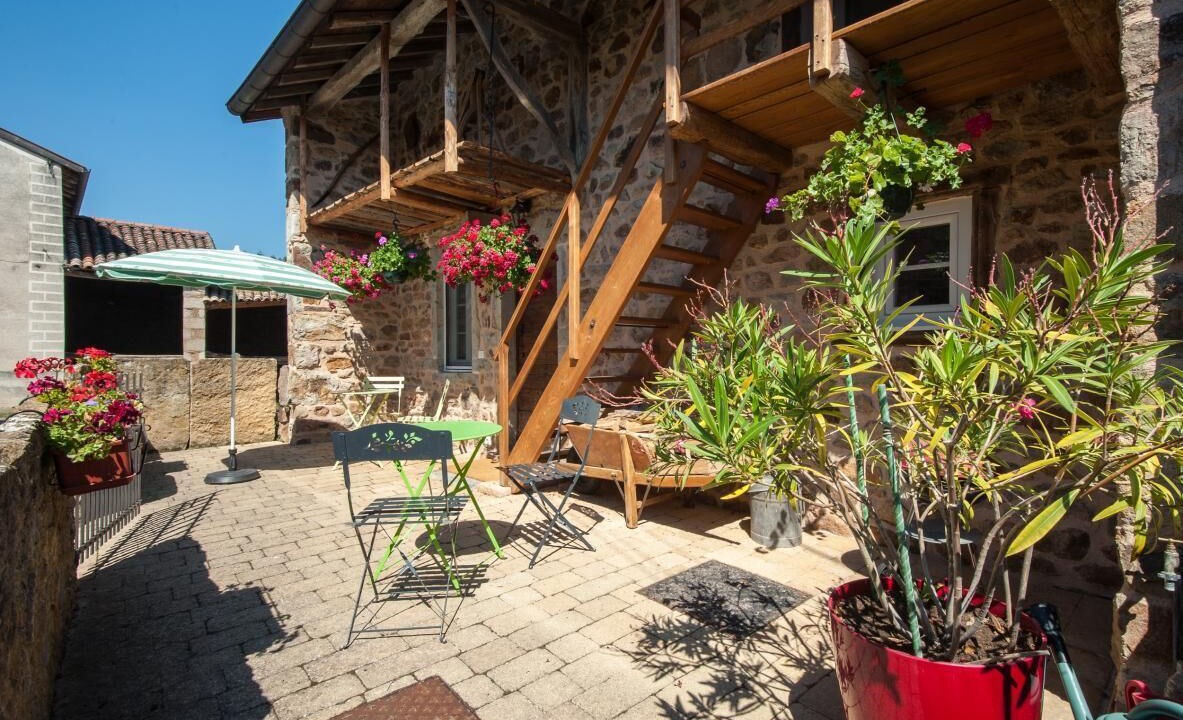 Photo of Patio Balcony in Montagny-sur-Grosne