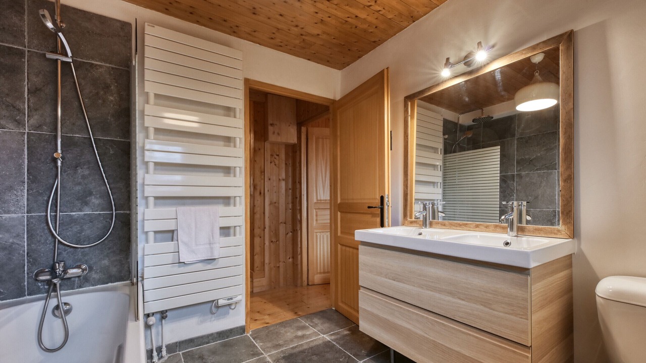 Photo of Bathroom in Saint-Nicolas-de-Veroce