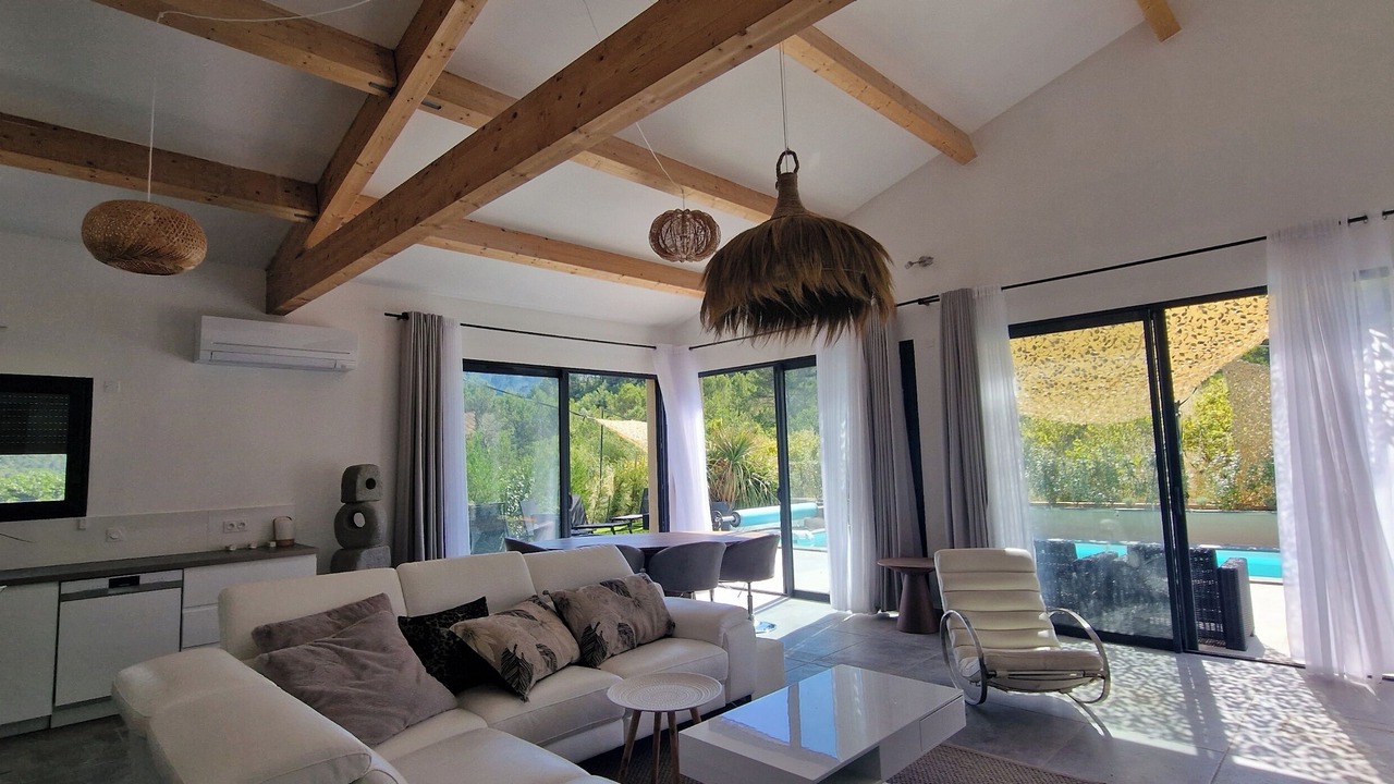 Photo of Livingroom in Pierrelongue