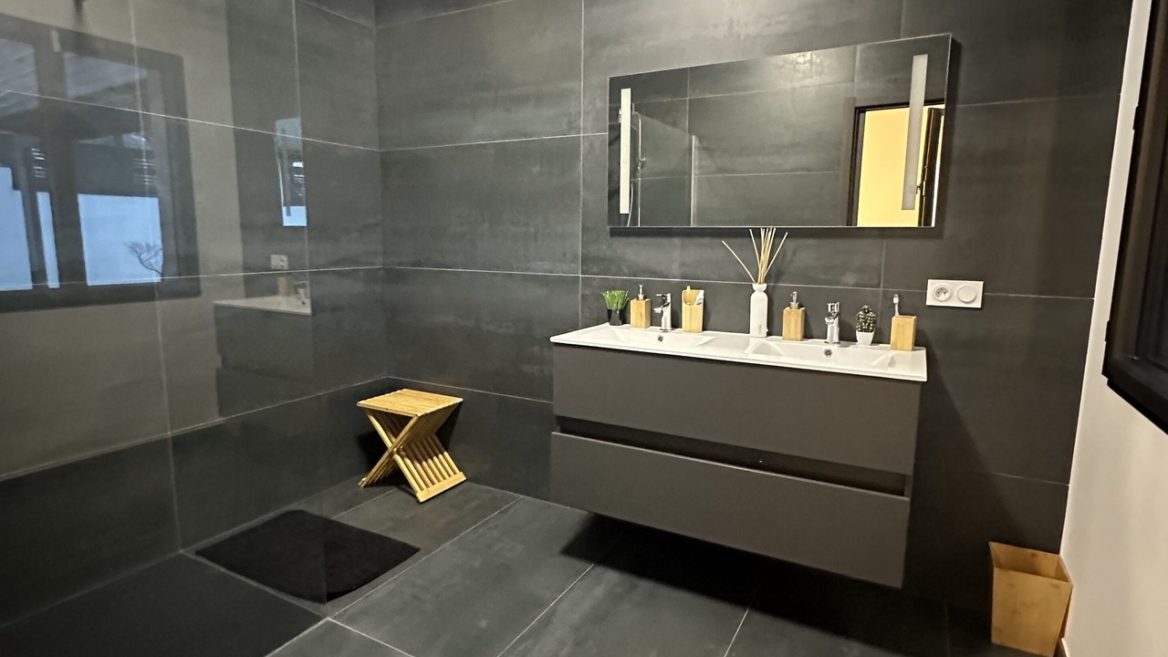 Photo of Bathroom in Verrieres-le-Buisson