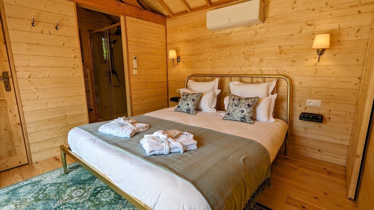 Photo of Bedroom in La Bussiere-sur-Ouche