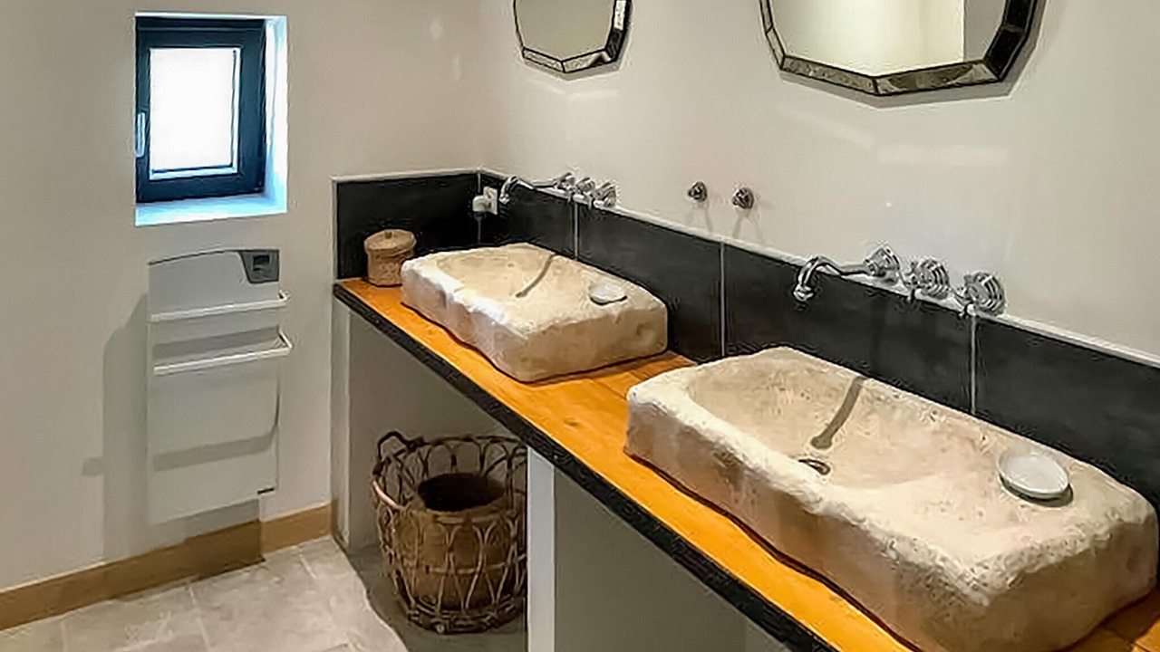 Photo of Bathroom in Sainte-Cecile-les-Vignes