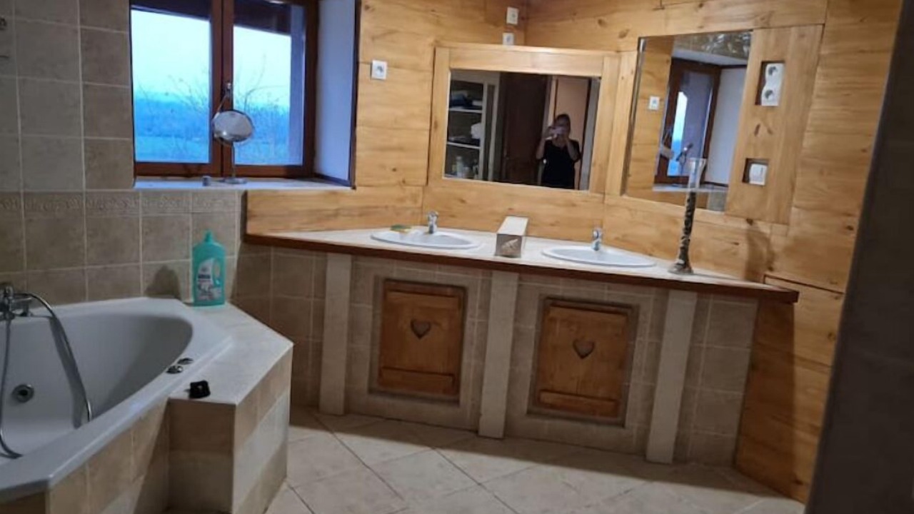 Photo of Bathroom in Perreux