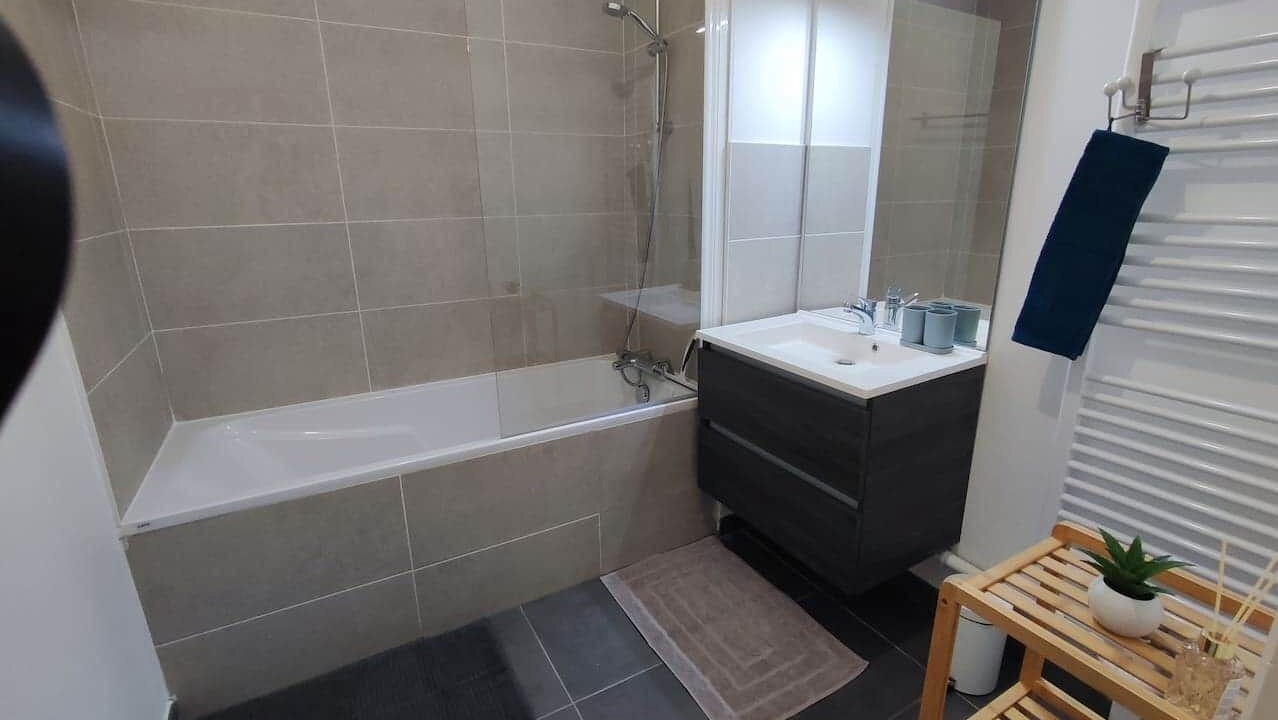 Photo of Bathroom in Faubourg-Raines