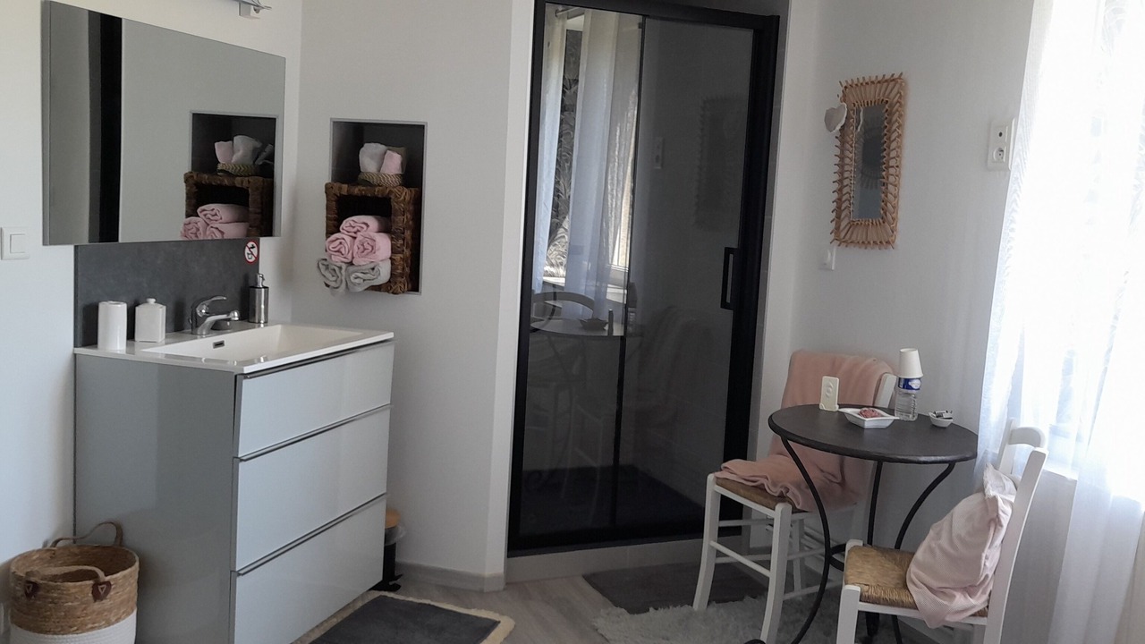 Photo of Bathroom in Robecourt