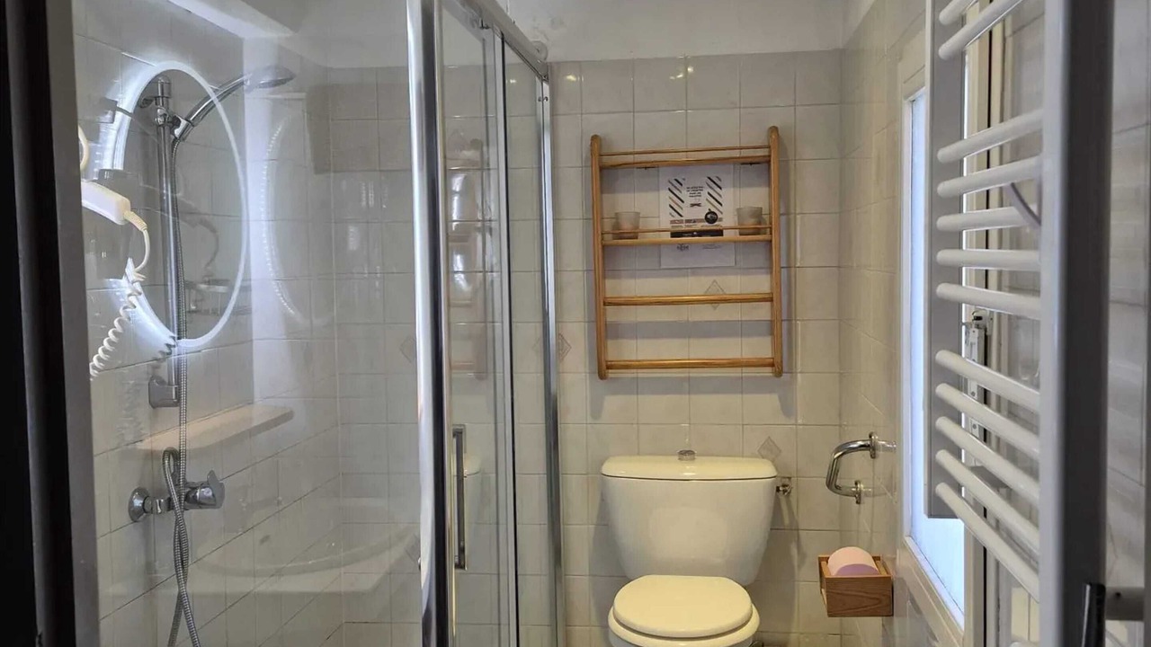 Photo of Bathroom in Beaumes-de-Venise