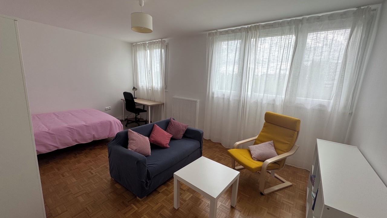Photo of Livingroom in Breche - Prefecture