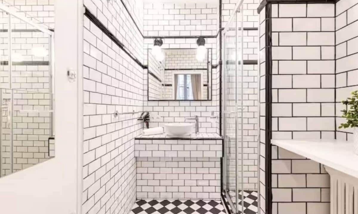 Photo of Bathroom in Combat