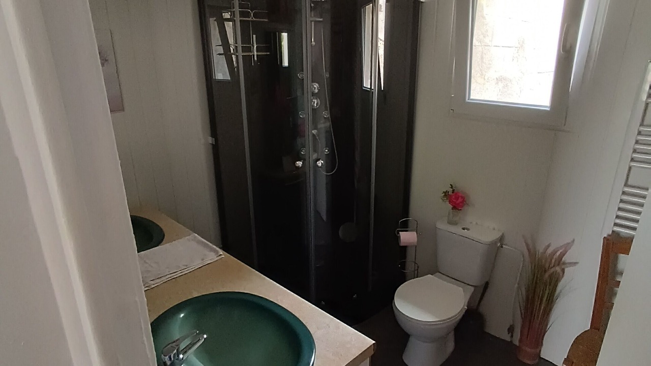 Photo of Bathroom in Chateauneuf-du-Rhone