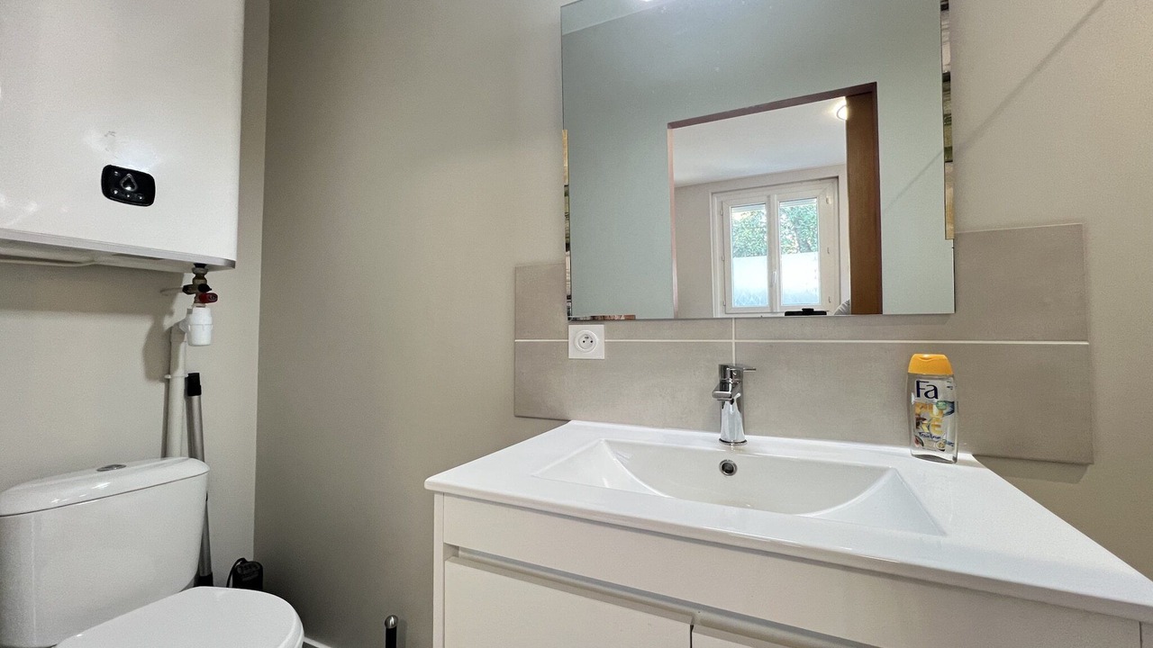 Photo of Bathroom in Arenes Romaines - Saint-Martin-du-Touch