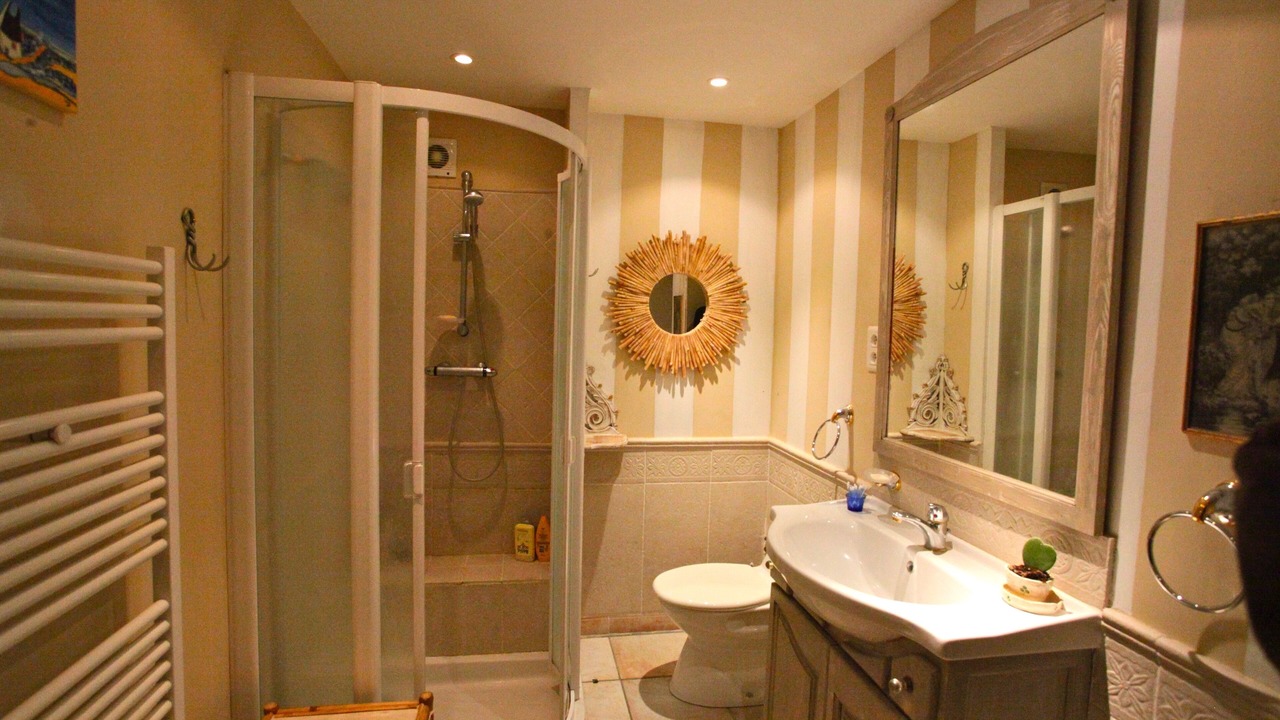 Photo of Bathroom in Beaumes-de-Venise
