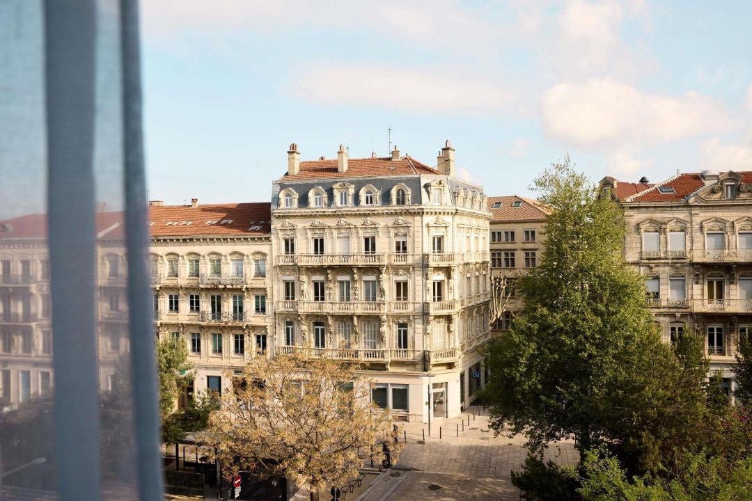 Photo of Others in Valence