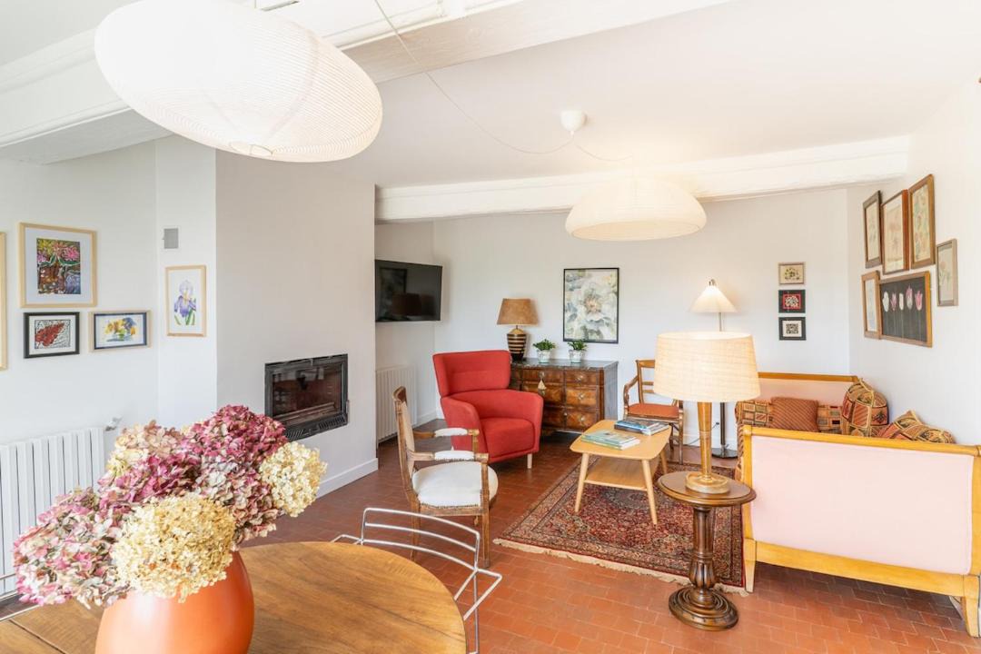 Photo of Livingroom in Menessaire