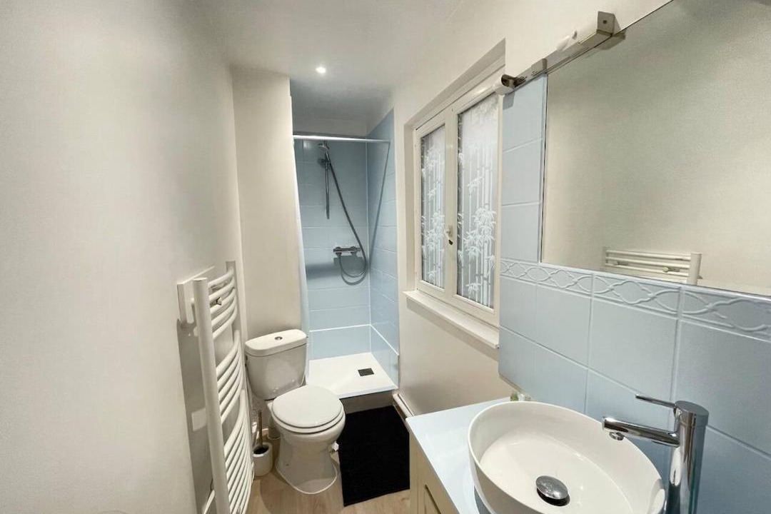 Photo of Bathroom in Dole