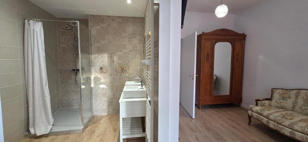 Photo of Bathroom in Louchy-Montfand