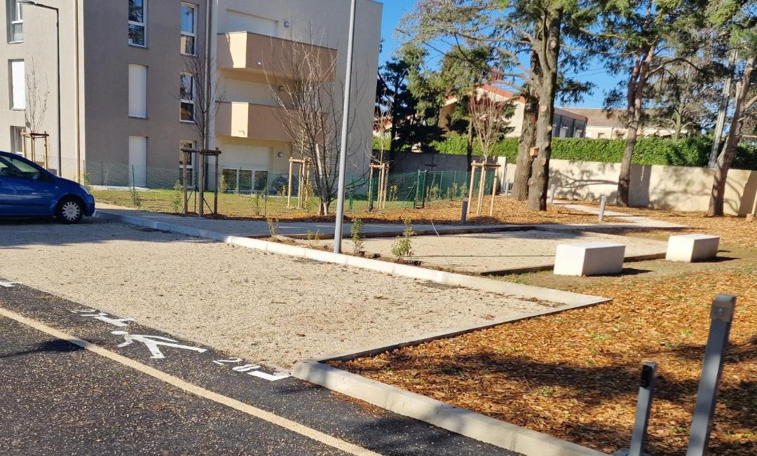 Photo of Others in Valence