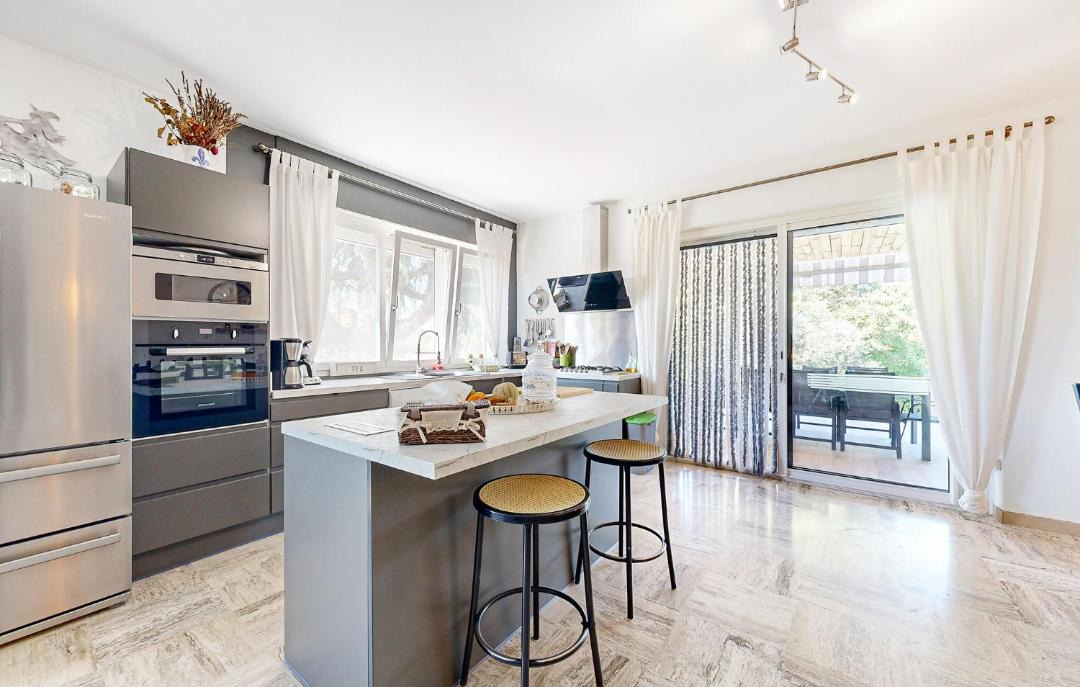 Photo of Kitchen in Lamotte-du-Rhone