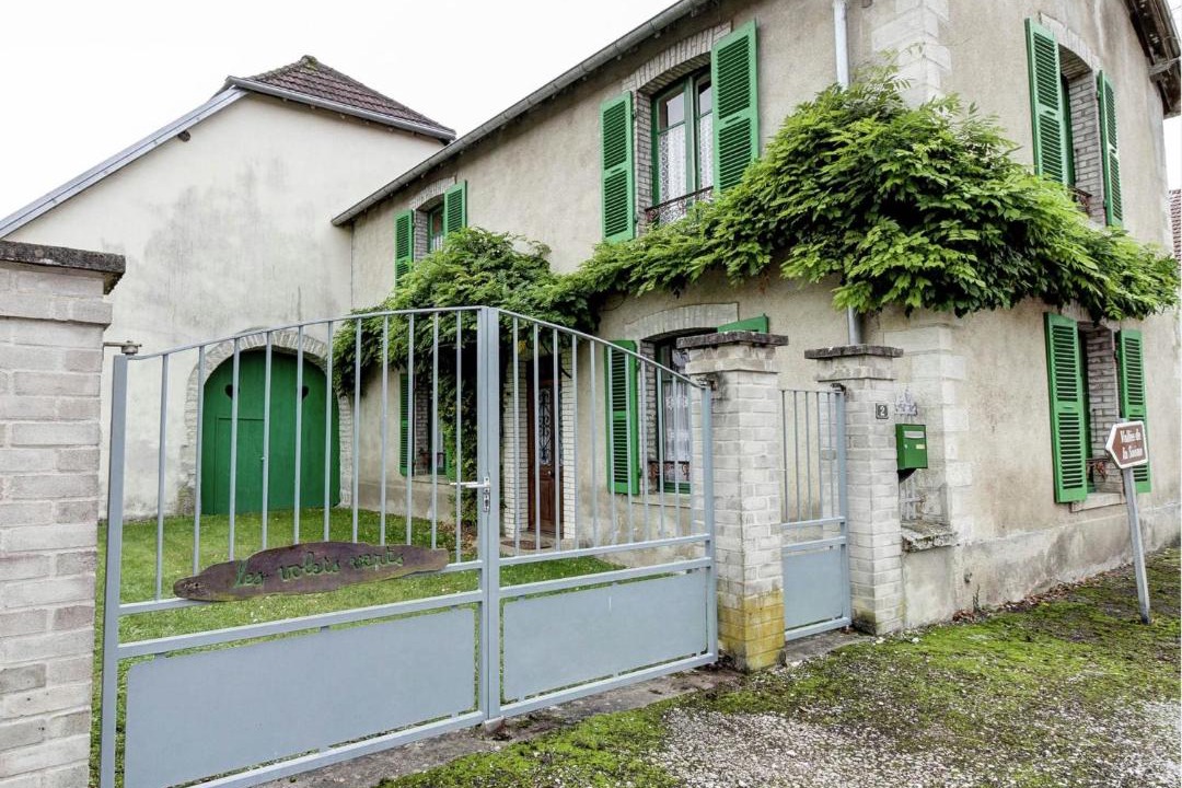Photo of Buildings in Vanne