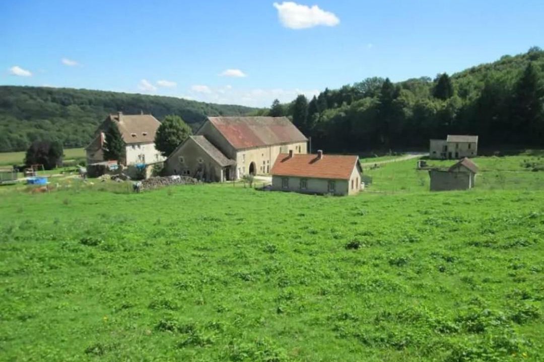 Photo of Buildings in Gezier-et-Fontenelay