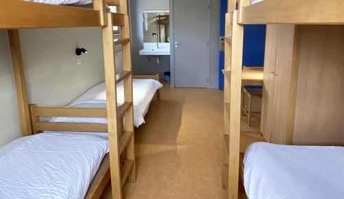 Room for 5 People with Ensuite Shower - Shared Toilets