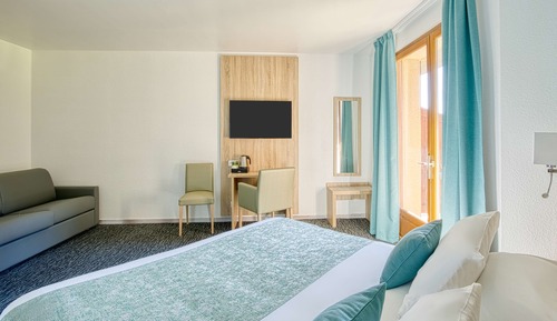 Family Room, 1 King Bed, Bathtub, Pool View (with Sofabed)