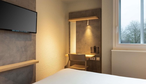Triple Room with a double bed and a Murphy bed