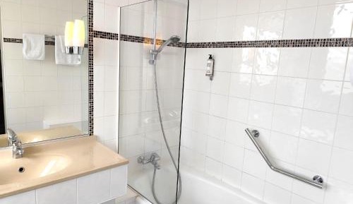 Superior Room with One Queen Bed and One Single Bed - Garden View/Non-Smoking