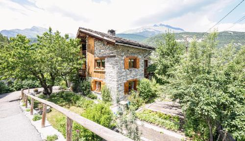 Two-Bedroom Deluxe Apartment with Garden View