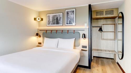 Standard Room - 1 Queen Bed