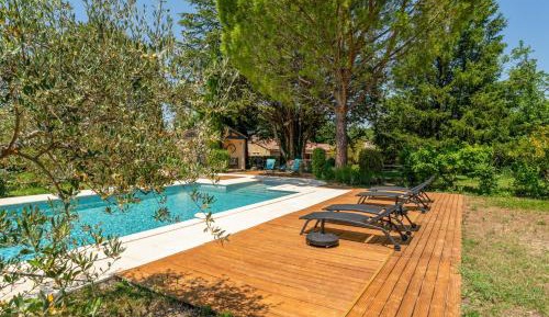 Two-Bedroom Deluxe Apartment with Garden View