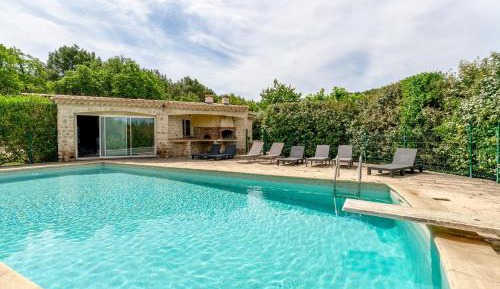 Two-Bedroom Deluxe Apartment with Garden View