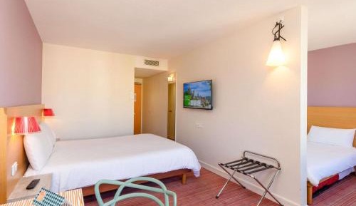 Standard Family Suite with One Double Bed and Twin Beds