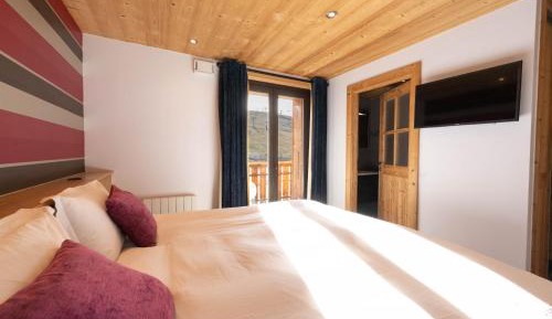 Double or Twin Room with Mountain View
