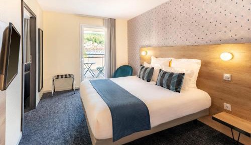 Queen Suite with Sofa Bed - Street Side/Non-Smoking