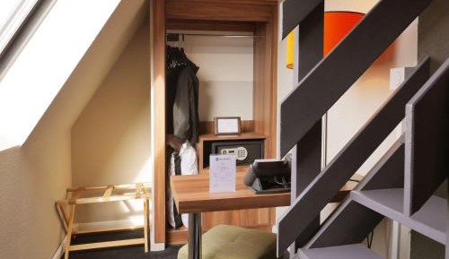 Standard Queen Room with Mezzanine - Non-Smoking