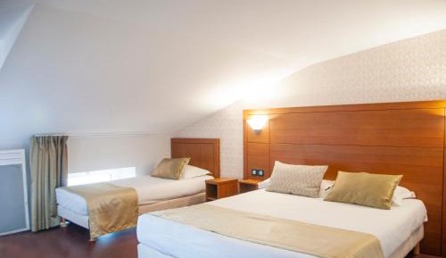 Family Room with One Queen Bed and Two Single Beds - Balcony/Non-Smoking
