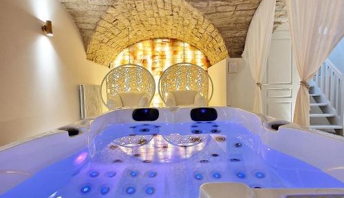 Suite with Hot Tub