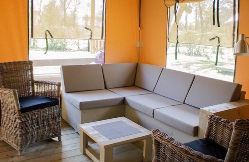 Ornans Ski Chalet | Luxe Sanitary XL 6 Pers. Villatent at 4-star campsite La Roche d'Ully