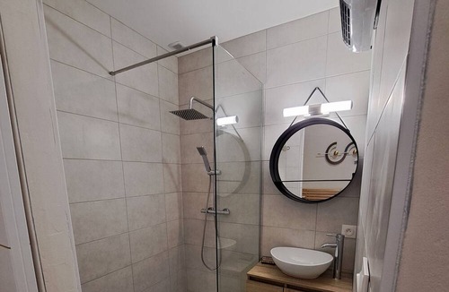Pouilly-les-Nonains Bed & Breakfast | GINGKO room with kitchen, bathroom, WC and exterior