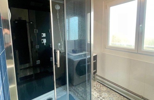 Saint-Jean-Baptiste Apartment | Grand Appartement Lumineux de 4 Chambres 92m²