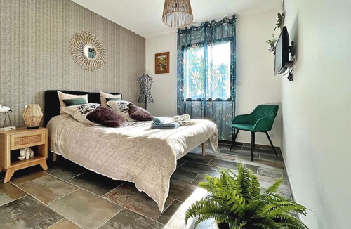 Sainte-Cecile-les-Vignes House | Experience the charm of Sainte Cécile Les Vignes in this delightful, air-conditioned villa, an idyll
